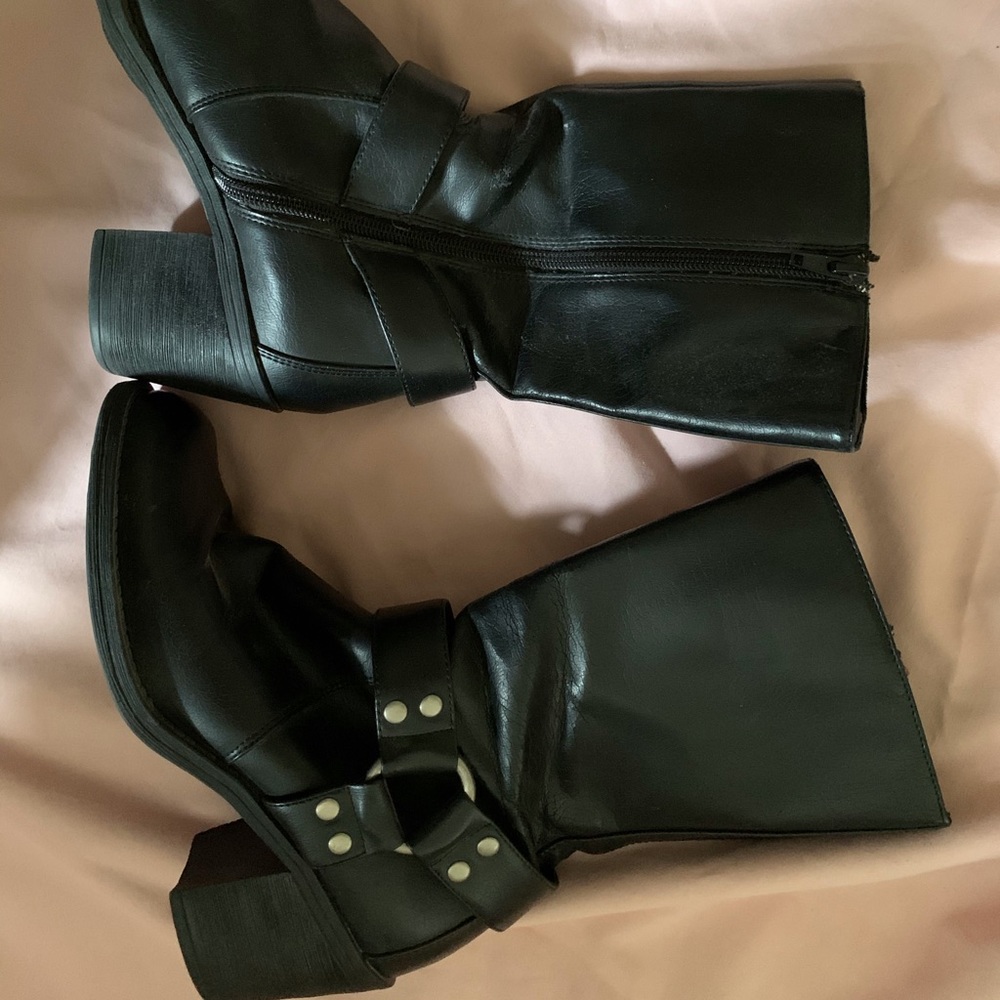 Used shoes - Picture 2 of 3